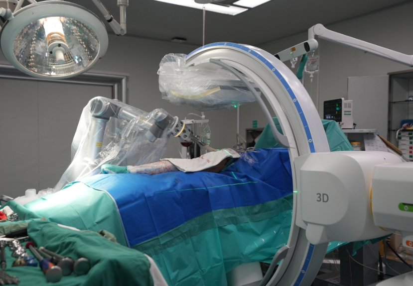 醫(yī)院里的骨科手術機器人與三維C型臂