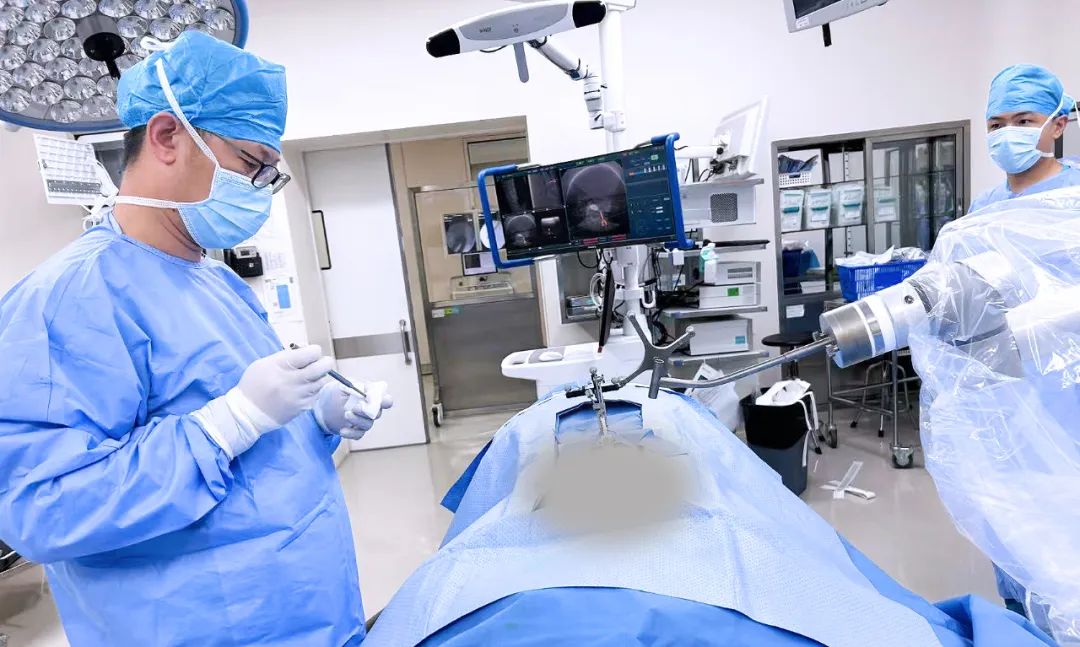 醫(yī)生使用國產機器人輔助骨科手術
